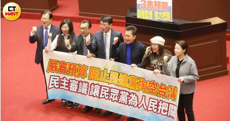 民眾黨團與國民黨團在總預算審查過程中合作無間，讓民進黨團意圖透過輿論戰阻止國民黨立委砍預算，難竟全功。圖為白委在總預算三讀後於議場合影留念。（圖／周志龍攝）