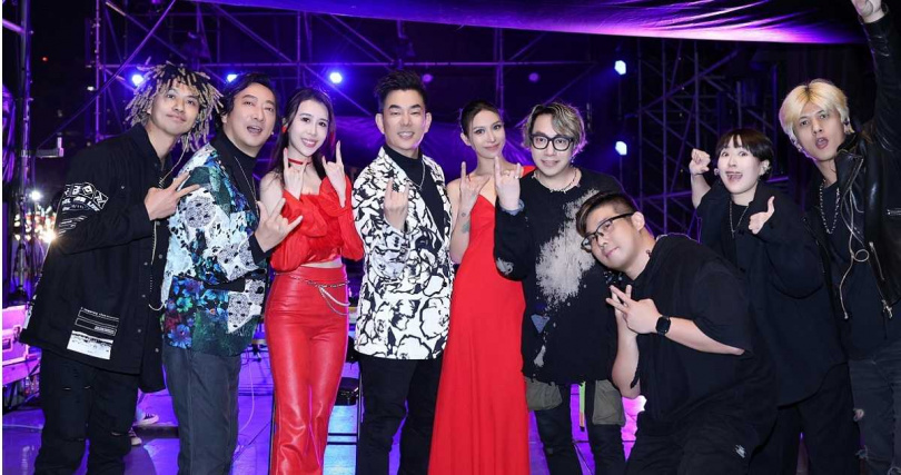 HOt SHOCk在「左岸公益嘉年華」演唱會上，和任賢齊同台演出。（圖／HOt SHOCk提供）