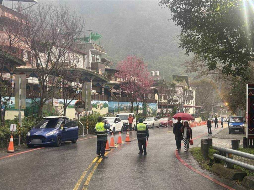 南橫公路出現車潮及大量遊客，警方加派人力進行疏導維護行車秩序。（圖／民眾提供）