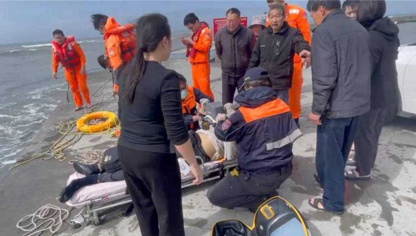 雲林縣吳姓漁民2日從四湖鄉三條崙漁港出海,疑因風浪過大翻船落海,被救上岸後已無呼吸心跳,送醫急救不治。(圖/海巡署提供)