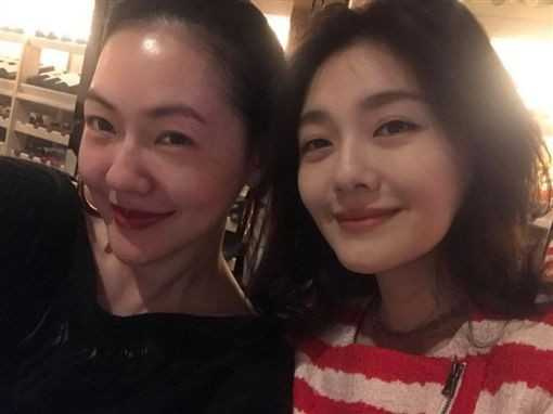 小S（左）和大S姐妹情深。（圖／小S臉書）