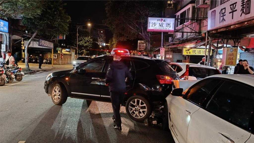 董姓男子無照駕駛，連續衝撞8輛汽機車。（圖／警方提供）