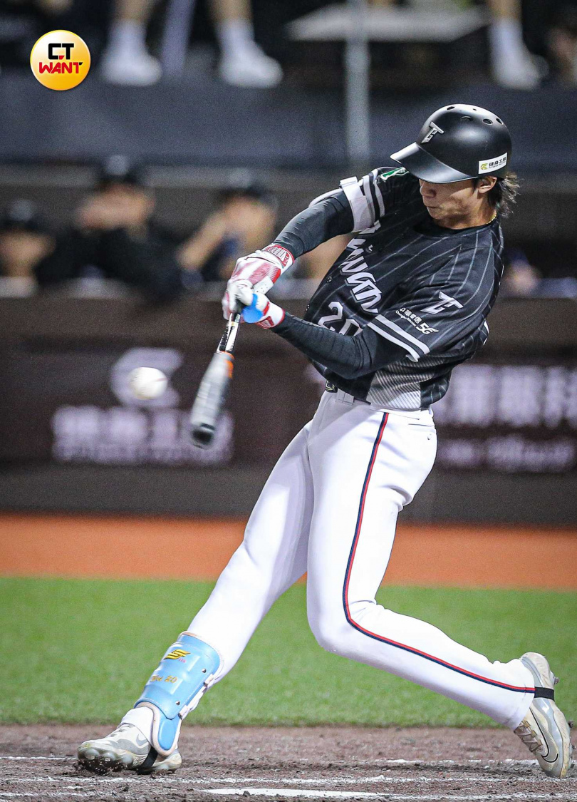 林佳緯在13日對韓國樂天巨人第二戰中,於8局下敲出一發滿貫砲。(圖/李宗明攝)