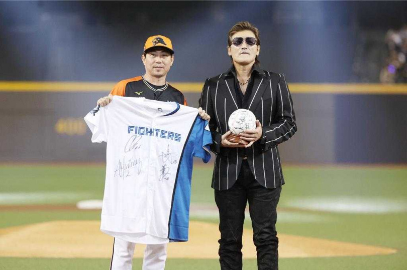 統一獅總教練林岳平(左起)與火腿監督新庄剛志賽前交換紀念品。(圖/中國時報杜宜諳攝)