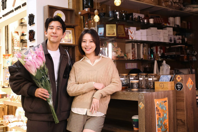 修杰楷收到劉品言媽媽送的鮮花。（圖／鏡電視提供）