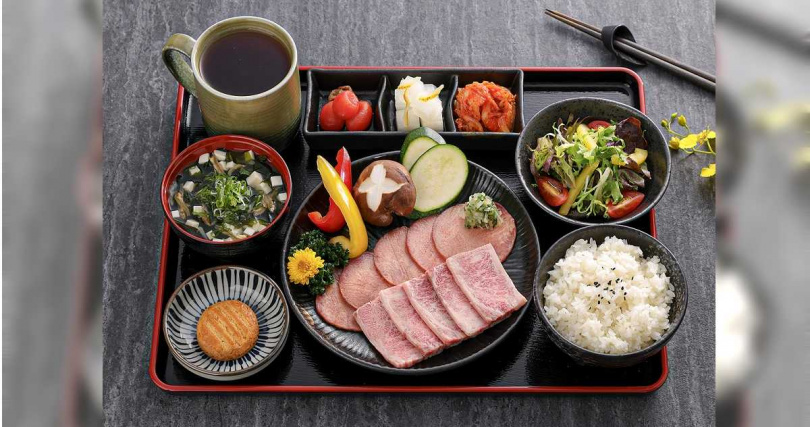 商業午餐「澳洲和牛胸肉&紐西蘭牛舌套餐」。(480元,圖/金車柏克金提供)