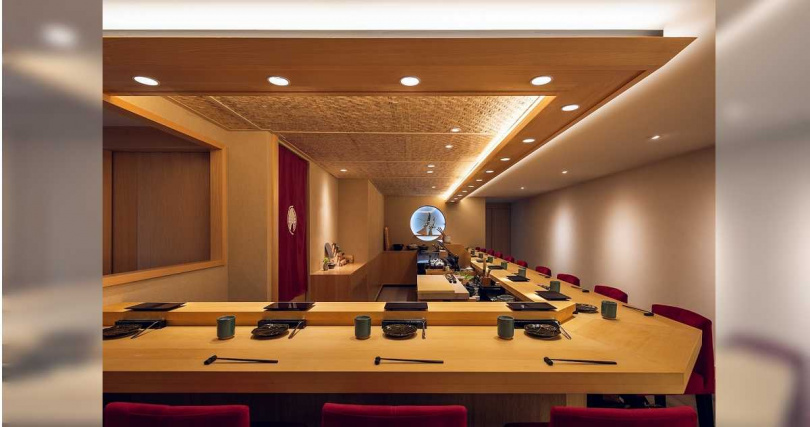 用餐空間選用香氣輕盈的美國檜木為素材,避免影響味覺感受,共有14席。(圖/鳥力提供)