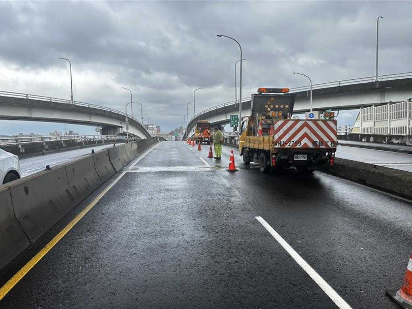 台北橋往台北市方向編號P4伸縮縫下陷，養工處將於今晚8時至翌日凌晨6時辦理搶修作業，緊急封閉外側車道。（圖／新北市工務局提供）