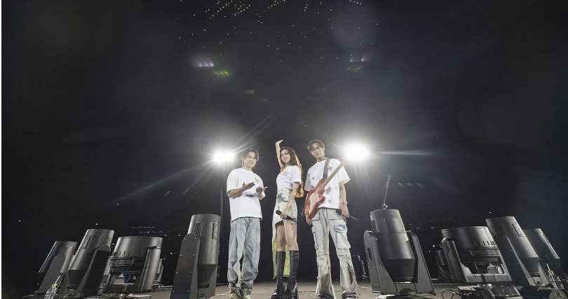 告五人演唱會尾聲降下大雨。（圖／相信音樂提供）