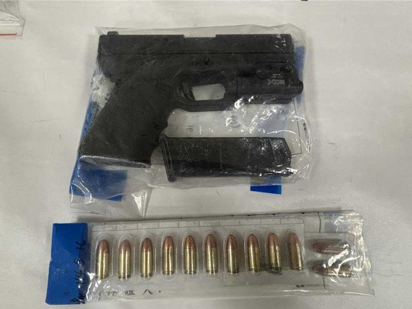 龜山分局偵查隊接獲線報，龜山區有天九牌職業賭場暗藏在某撞球場內，有不少人聽聞該賭場隱密安全、易守難攻，並有專車接送，不少賭客慕名前來。員警遂喬裝成大學生前往消費確認為真，警方16日攻堅，查獲賭場員工及賭客31人，還有1人攜帶FBI幹員同款之制式克拉克手槍防身以防黑吃黑。（圖／翻攝照片）