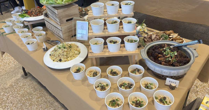 風灣的船團隊以「魚塭餐桌」為核心概念,將蚵仔、羊乳、黑蜆等芳苑日常食材轉化為具有體驗感與敘事性的料理,讓人們透過味蕾感受土地,也讓地方透過餐桌被看見(圖/好食好事基金會提供)。