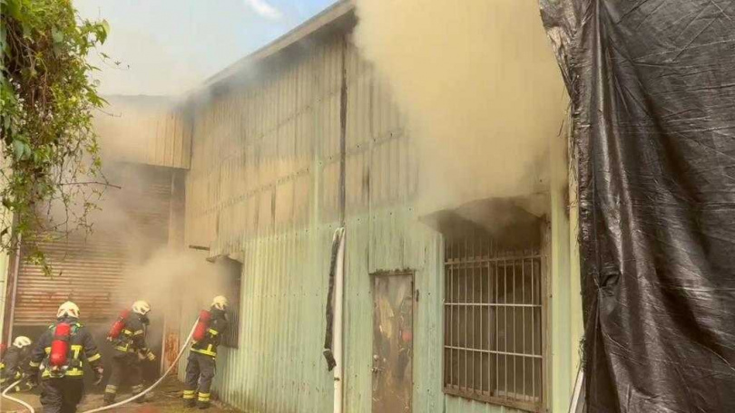 嘉義縣番路鄉農會鐵皮倉庫大量濃煙竄出，消防人員趕到現場搶救。（圖／番路農會提供）
