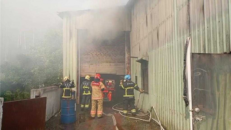 嘉義縣番路鄉農會鐵皮倉庫大量濃煙竄出，消防人車出動搶救。（圖／番路農會提供）