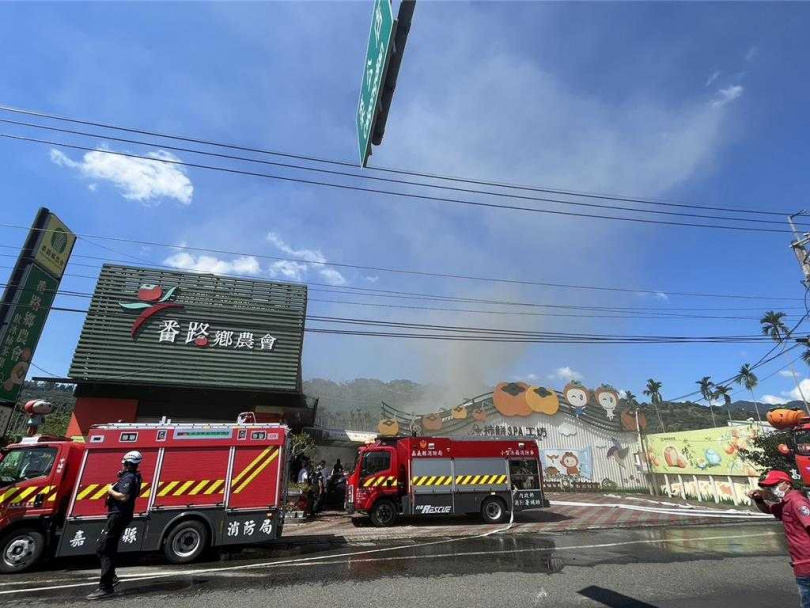 嘉義縣番路鄉農會鐵皮倉庫今天下午失火，消防人車搶救中。（圖／番路農會提供）