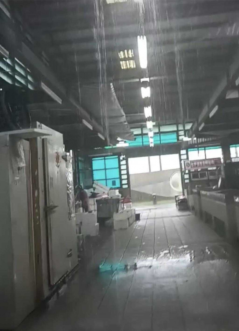 有民眾拍下嘉義縣布袋鎮興中市場內大雨如瀑布般狂洩畫面。(圖/翻攝自「我是布袋人」)