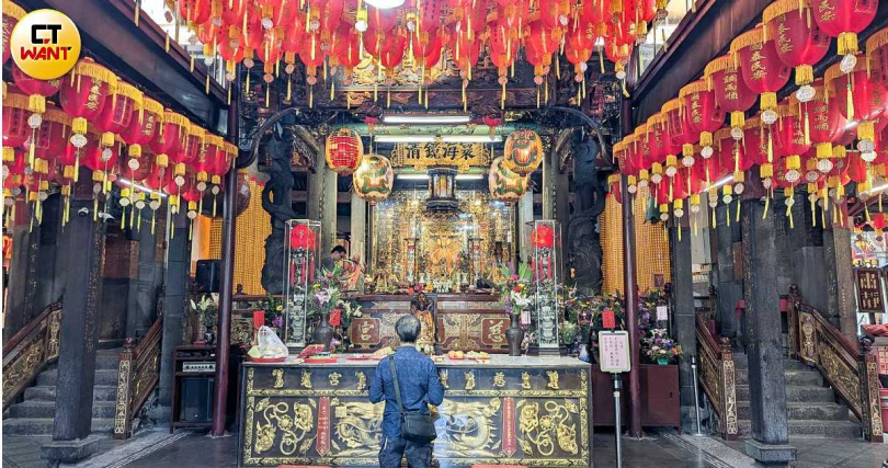 慈諴宮也是在地的信仰中心,與神農宮、芝山巖惠濟宮併稱為士林區三大古廟。(圖/林冠吟攝)