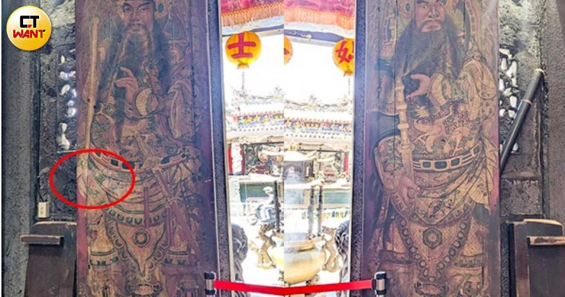 本刊記者重回慈諴宮,廟門龍側的秦叔寶其右手與右側腰帶下擺等處仍明顯可見遭塗抹痕跡。(圖/林冠吟攝)