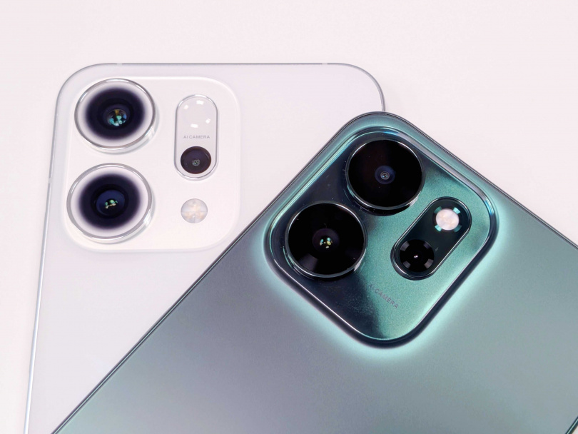 Reno 14跟Reno 14 F在外觀尺寸上幾乎一樣，只有在閃光燈的位置略有不同，圖左為Reno 14，圖右為Reno 14 F。（圖／廖梓翔攝）