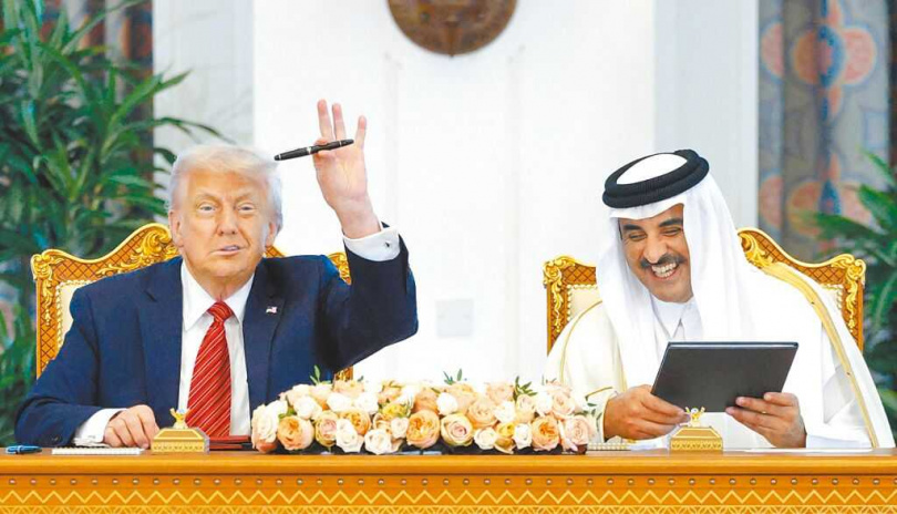 美國總統川普（左）出手調停，卡達扮中間人，促成以伊停火。圖右為卡達埃米爾（國家元首）塔米姆．阿勒薩尼。（圖／路透）