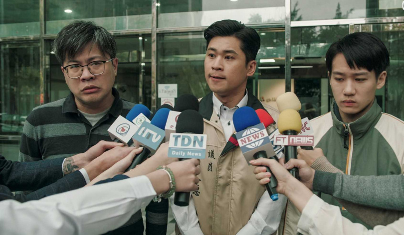 黃迪揚在《火神的眼淚》中飾演「讓人壓力山大」的議員。(圖/公視提供)