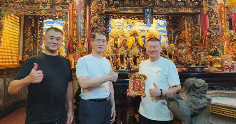 洲美三王宮主委林富家（右一）與副主委陳契端(左一)一同將「玉旨」交給楊飛鴻老師（中）（圖／洲美三王宮提供）。