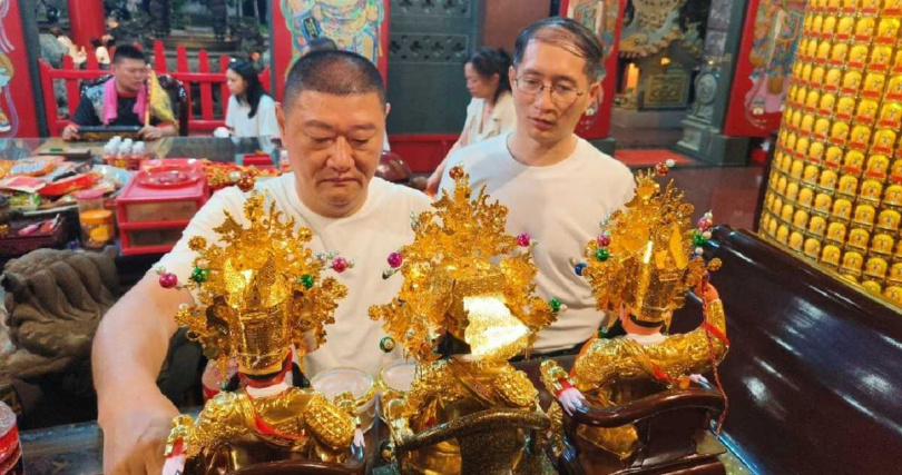 主委林富家檢視分靈神像與法器，要讓楊飛鴻老師將香火帶往上海弘法利生（圖／洲美三王宮提供）。