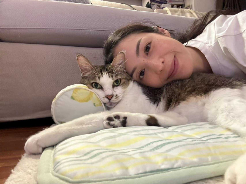 莫允雯感謝minni能熬過7年前的大病，希望愛貓能一直健健康康。（圖／齊心娛樂提供）