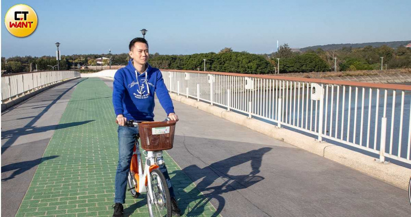 由於新竹縣選舉基本盤長期藍遠大於綠，兼任新竹縣民進黨部主委的現任竹北市長鄭朝方主張，新竹縣綠營要務實地向第三勢力橄欖枝，才有望「沙漠開花」。（圖／劉耿豪攝）