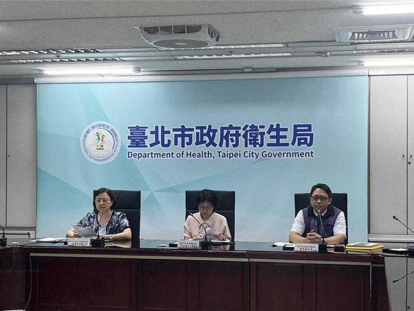 台北市衛生局28日公布2025年5月網購食品抽驗結果,共抽驗25件,有8件不符規定,衛生局檢驗科長黃景義(右)表示,網路購買食品,應注意來源有沒有標示清楚。(圖/報系資料照)