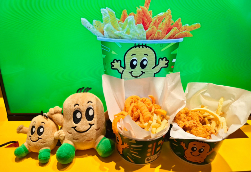 Potato Corner除了可單點薯條，也推出「薯條＋捲捲薯」（左，178元）、「薯條或捲捲薯＋雞米花」（198元）的雙拼選擇，試營運消費滿200元還可加購Poco玩偶。（圖／魏妤靜攝）