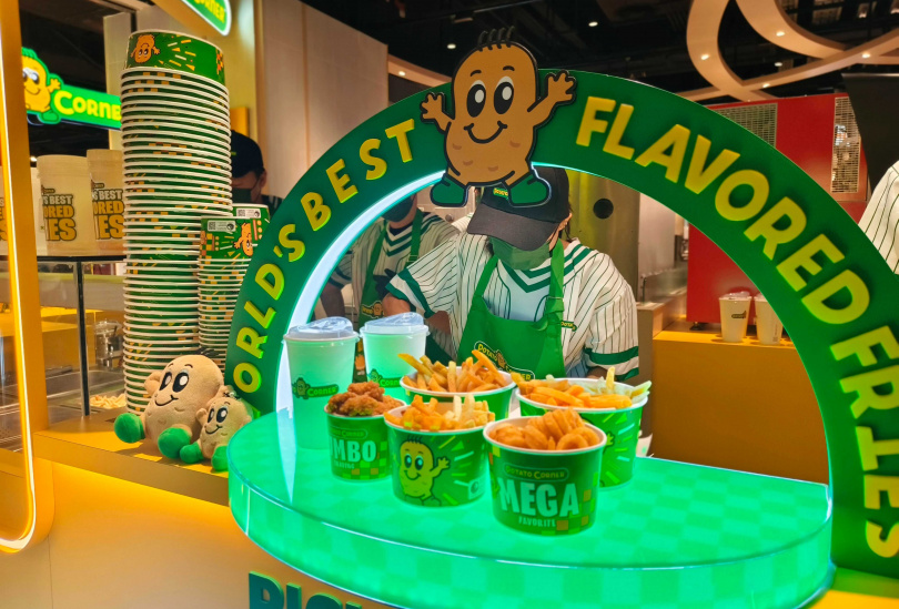 Potato Corner以招牌色打造的「造型取餐台」散發螢光、成為視覺焦點。（圖／魏妤靜攝）