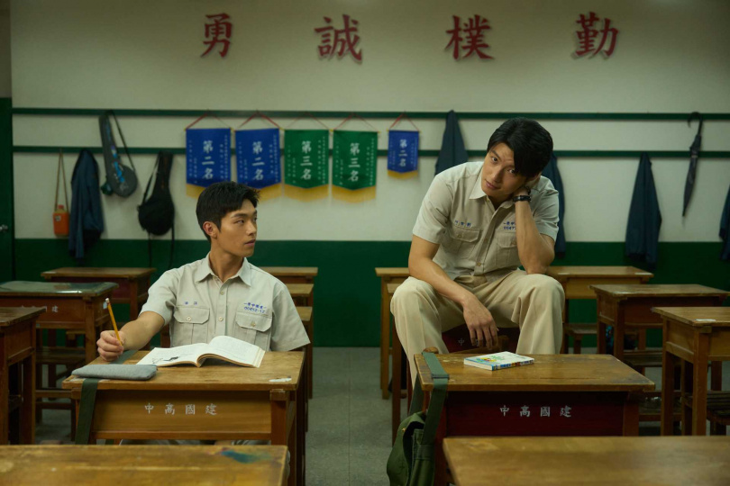 《進行曲》改編自建中樂旗聯隊真實故事，牧森（左）、劉育仁在片中本來互看不順眼，最後建立起熱血情誼。（圖／未來進行曲 提供）