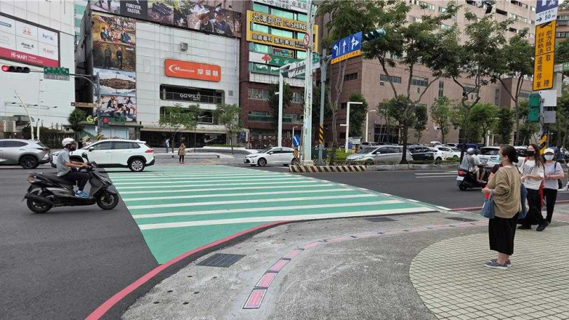 「行人地面警示燈」結合LED地磚與行人號誌同步變色，無論在白天或晚上、晴天或雨天，來自地面的輔助光線以更直覺的視覺提示提醒行人現在號誌燈態。（圖／新北市交通局提供）