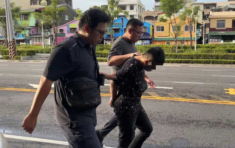 警方於陳嫌身上查獲20多萬現金等物，並在後座車廂查獲長槍，將人帶回偵辦。（圖／翻攝畫面）