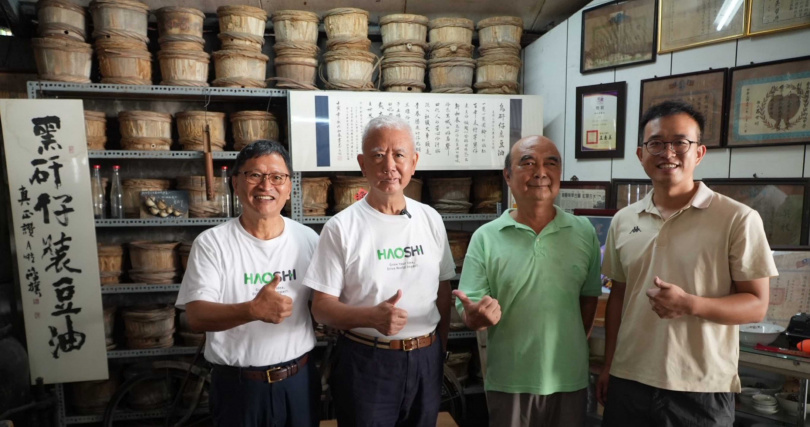 頂新和德基金捐助人代表魏應充化身業師赴好食好事輔導的食農創生團隊「新和春醬油廠」。（圖片提供／好食好事基金會）