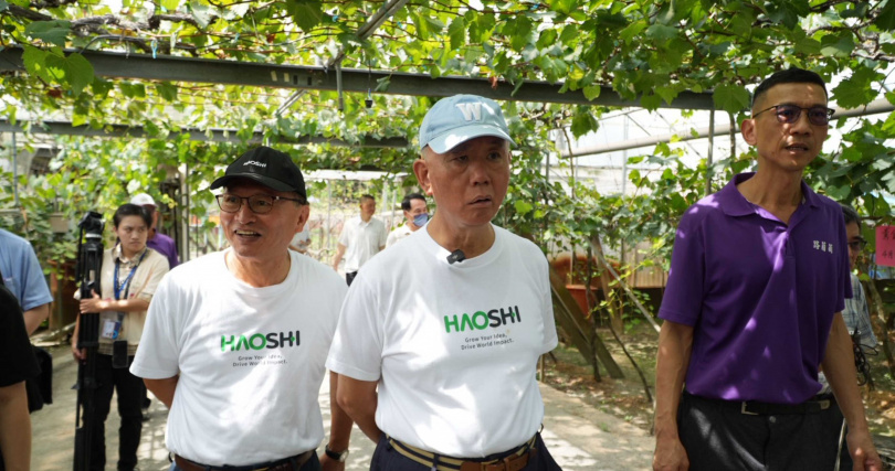 頂新和德基金捐助人代表魏應充與好食好事董事長楊瑞昌訪視「路葡萄莊園」。（圖片提供／好食好事基金會）