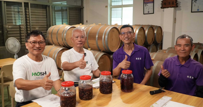 「路葡萄莊園」負責人黃俊仕帶領頂新和德基金捐助人代表魏應充、好食好事基金會董事長楊瑞昌DIY體驗釀酒。（圖片提供／好食好事基金會）