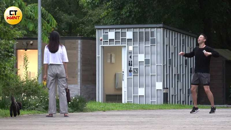 Michael將遛狗繩交還給林嘉綺，然後像一個小男孩一樣，開始跑跑跳跳自我放風。（圖／本刊攝影組）