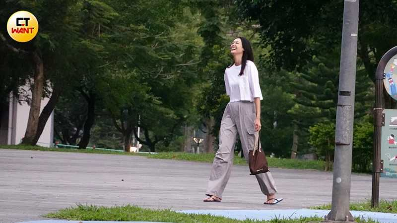 Michael不知道對老婆說了什麼，讓林嘉綺仰頭笑得花枝亂顫。（圖／本刊攝影組）