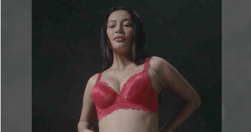 印尼超模艾瑞卡卡爾利納激情演出，更因為情慾尺度驚人，在印尼遭到修剪。（圖／采昌國際多媒體提供）