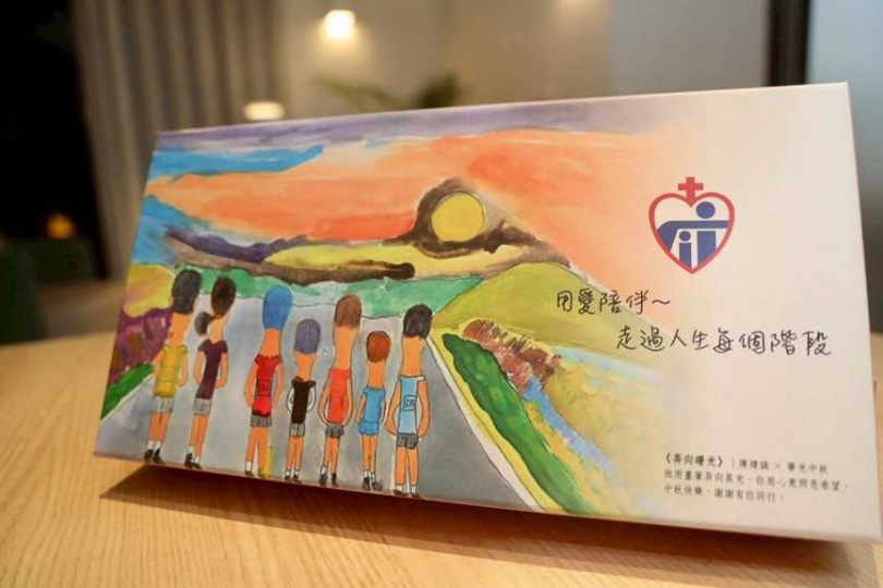 華光基金會「芥子青年」繪畫的中秋公益禮盒,封面故事竟是2024竹北「半城路跑」意象,看了令人感動。(圖/翻攝自竹北市公所媒體群組)