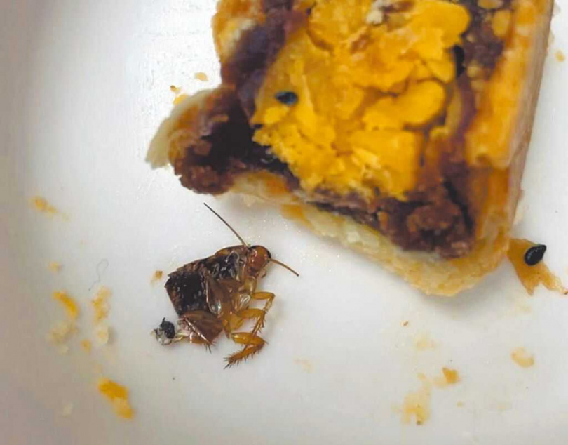 不二糕餅蛋黃酥遭蔡女爆料吃到蟑螂,隨後不二糕餅對蔡女提告獲不起訴。(圖/翻攝爆料公社)