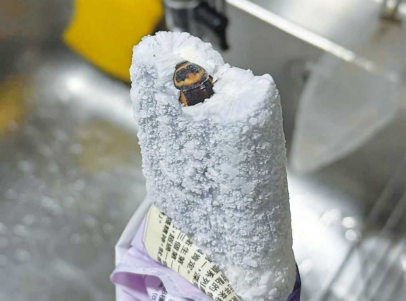 連珍糕餅店授權在超商販售的芋頭冰被爆吃到蟑螂,引起網友關注,連珍也火速將產品下架。(圖/報系資料照)