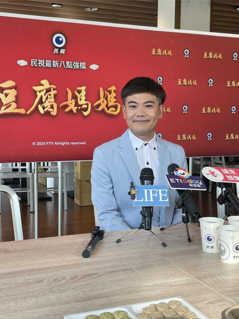 馬國弼有次錄製《綜藝大集合》遇到廟方主委拿出一張簽「馬國弼」本票。(圖/中國時報林淑娟攝)