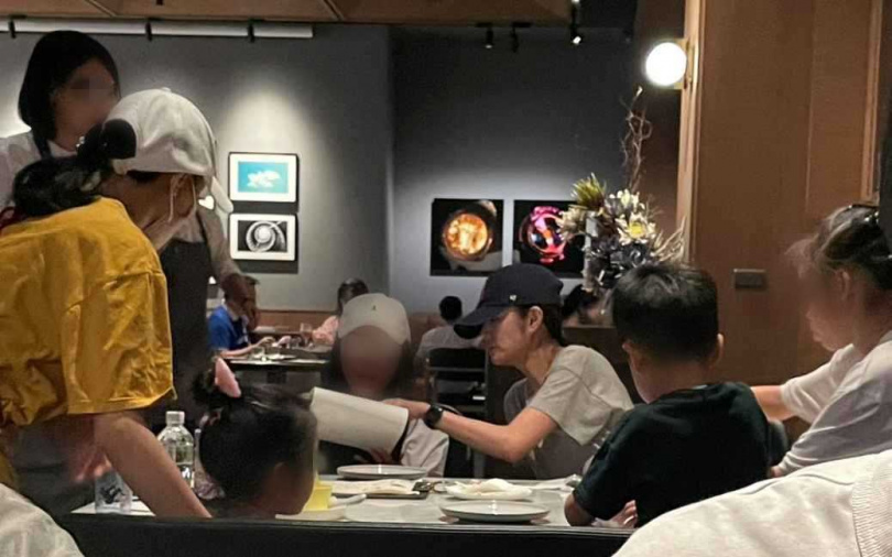 安以軒刻意把帽沿壓低，看得出是素顏的狀態。（圖／讀者提供）