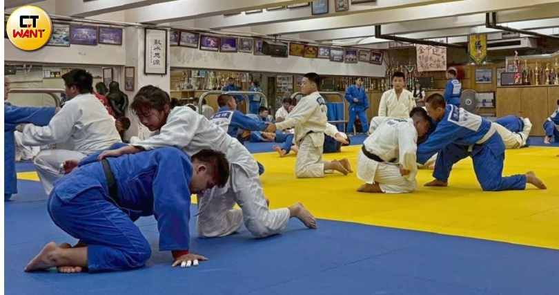 柔道館位於地下室，長年有潮濕、通風不良等問題，也因空間不夠導致隊員訓練時，要時刻注意周遭環境。（圖／沈建邦攝）