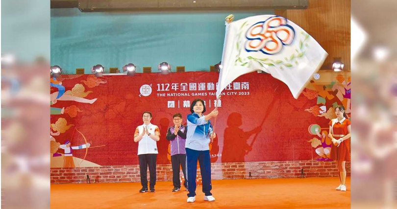 全國運動會是全國最高體育殿堂,即將在雲林開打,雲林縣長張麗善在2023年就接下全運會旗。(圖/雲林縣府提供)