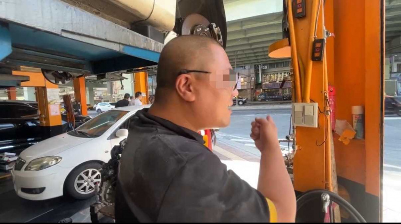 車行員工林男熱心勇為提滅火器救火,並還原當時情況。(圖/翻攝畫面)