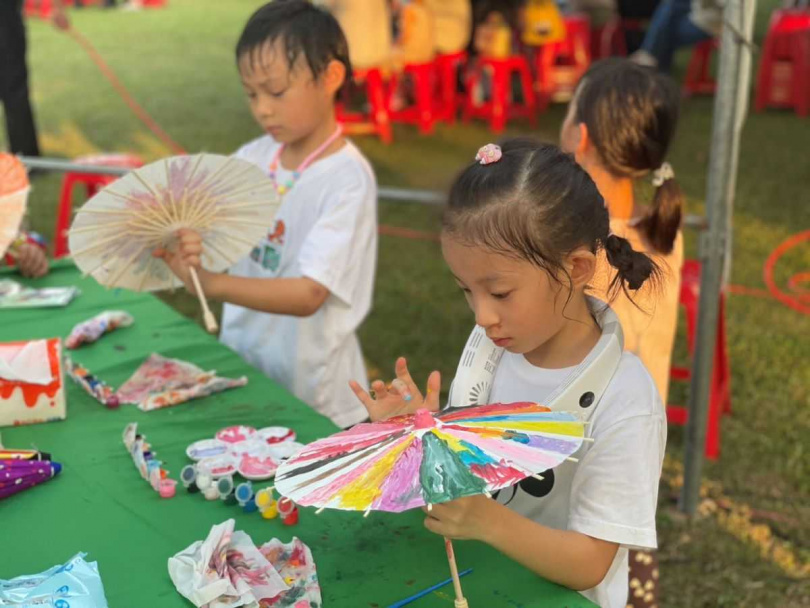 DIY彩繪油紙傘受到小朋友的歡迎。（圖片提供／臺南市政府）