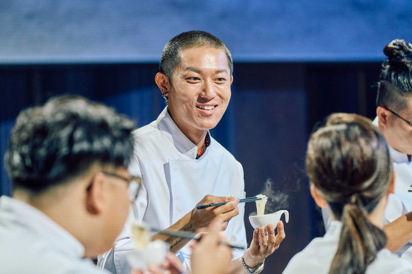 主廚張楷奕帥氣外型掀起話題。(圖/華視提供)